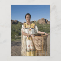 Mulher nativa americana em roupas tradicionais