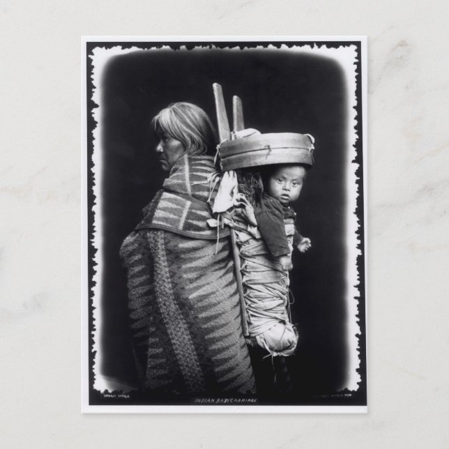 Cartão Postal Mulher Navaho carregando uma boia nas costas (Frente)