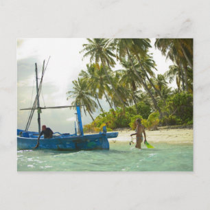 Cartão Postal Mulher num pequeno barco de pesca tradicional.