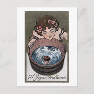Cartão Postal Mulher olhando para o barril de madeira