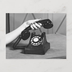 Cartão Postal Mulher pegando o telefone perto da mão