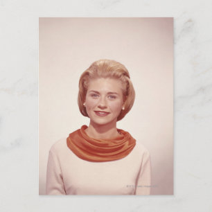 Cartão Postal Mulher que veste o lenço