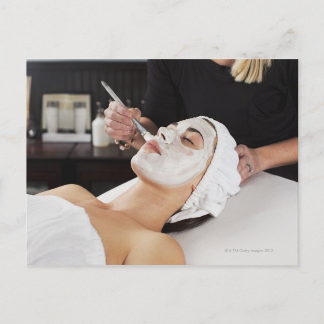 Cartão Postal Mulher Recebendo Tratamento Spa. (Frente)