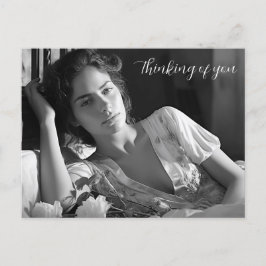 Cartão Postal Mulher relaxando na cama foto P&B