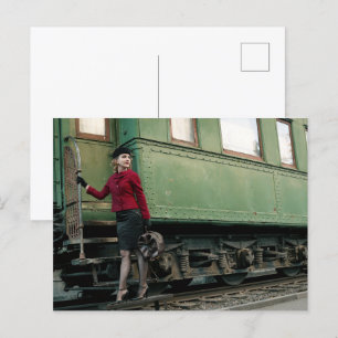 Cartão Postal Mulher retrô vintage na estação de comboios
