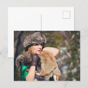 Cartão Postal Mulher retrora no inverno