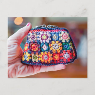 Cartão Postal Mulher segurando uma bolsa de moedas de crochê fei