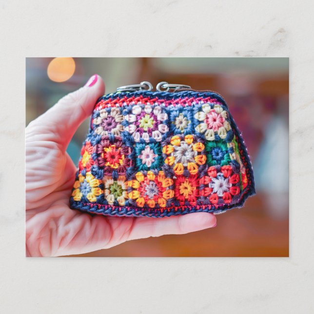 Cartão Postal Mulher segurando uma bolsa de moedas de crochê fei (Frente)