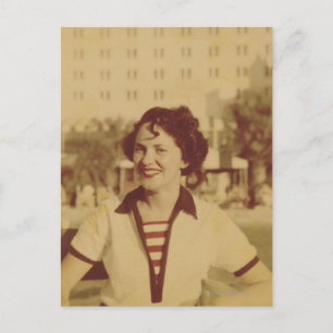 Cartão Postal Mulher Sentada ao Ar Livre