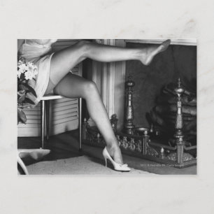 Cartão Postal Mulher sentada por lareira B&W