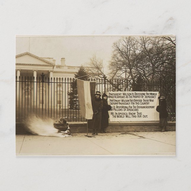 Cartão Postal Mulher Suffragette Bonfire em Washington D.C. (Frente)