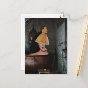 Cartão Postal Mulher surreal e bonita em colagem de banheira de 