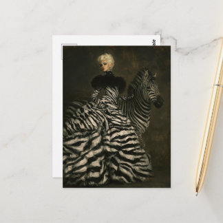 Cartão Postal Mulher Surrealista e Fantasia de Moda com Zebra