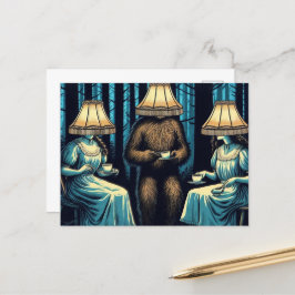 Cartão Postal Mulheres e Sasquatch na Floresta Lampshade Hats