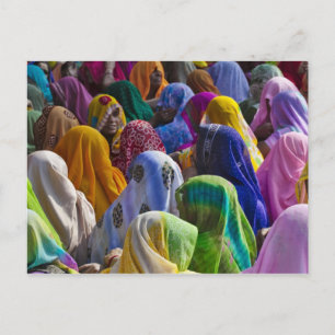 Cartão Postal Mulheres em saris coloridos se reúnem