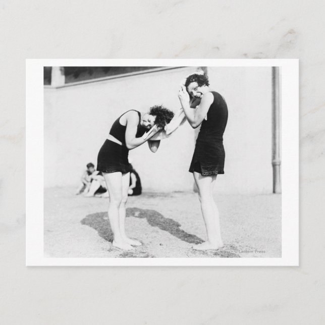 Cartão Postal Mulheres secando o cabelo na praia (Frente)