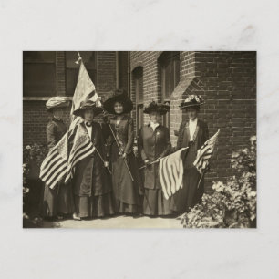 Cartão Postal Mulheres Suffragettes Carregando Bandeira American