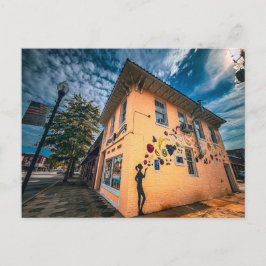 Cartão Postal Mural Colorido em Edifício Amarelo no Centro da Ci