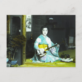 Cartão Postal Músico tradicional japonês Geisha servindo chá