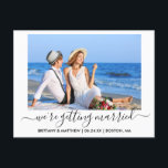 Cartão Postal Na moda Caligrafia Se Casando, Salve A Data<br><div class="desc">Na moda de Tendy Modern Foto do Casal de Script de Tendy Foto do  de Tendy que estamos nos casando Salve o Cartão-Postal de Anúncio do Noivado de Data</div>