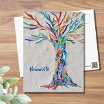 Cartão Postal Namaste Rainbow Colors Tree of Life<br><div class="desc">Este cartão-postal atraente apresenta um impressão do meu mosaico da Árvore da Vida. O original foi feito usando muitos pedaços pequenos de vidro de cor clara, colocados em um caldo de cinza pálido. Eu adicionei a palavra Namaste, mas você pode mudar isso para outra palavra ou nome para personalizar este...</div>