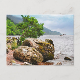 Cartão Postal Nas costas de Loch Ness com o monstro