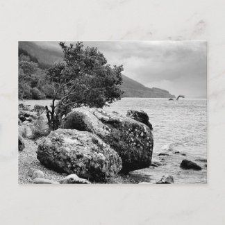 Cartão Postal Nas costas de Loch Ness com o monstro