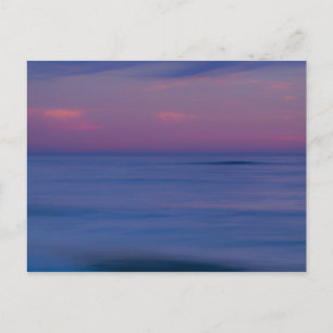 Cartão Postal Nascer do sol roxo na costa do oceano