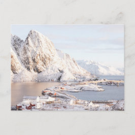 Cartão Postal Natal na casa russa da aldeia nevando