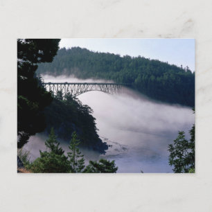 Cartão Postal Nevoeiro deriva sob a ponte Deception Pass em