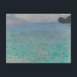 Cartão Postal No Lago Attersee de Gustav Klimt, Vintage Fine Art<br><div class="desc">No lago Attersee (1900), por Gustav Klimt é uma pintura de arte do simbolismo vitoriano da era vitoriana que apresenta o lago Attersee (também conhecido como Kammersee). O lago Attersee é o maior lago da região de Salzkammergut, na Áustria. Klimt passou o Verão juntamente com Emilie Flöge em Litzlberg no...</div>