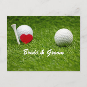 Cartão Postal Noiva e noivo de casamento de golfe dão a primeira