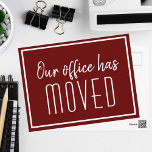 Cartão Postal Nosso Escritório Moveu A Movimentação Simples De N<br><div class="desc">Temos um novo endereço movendo cartões postais para uma empresa moderna,  de negócios ou de chic,  buscando atualizar seus clientes em um novo local. Nosso escritório se mudou. Tipografia clássica e minimalista em cartões vermelhos e brancos para sua empresa. Personalize a alteração de endereço no verso.</div>