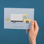 Cartão Postal Novo endereço movendo o lançamento azul do caminhã<br><div class="desc">Esta nova e fofa mudança de endereço cartaz apresenta um desenho de um caminhão em movimento com uma caixa carregada no verso. Um anúncio simples e divertido para uma família se mudando para uma nova casa.</div>