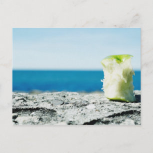 Cartão Postal Núcleo de maçã na terra