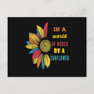 Cartão Postal Num mundo de rosas, seja girassol