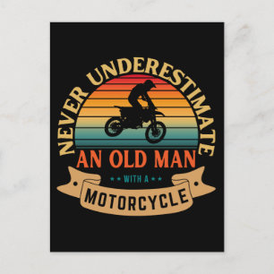 Cartão Postal Nunca subestime um homem velho com uma motocicleta