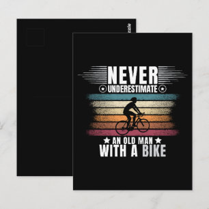 Cartão Postal Nunca Subestime um Homem Velho numa Bicicleta
