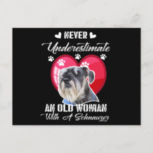 Cartão Postal Nunca subestime uma velha mulher com um schnauzer