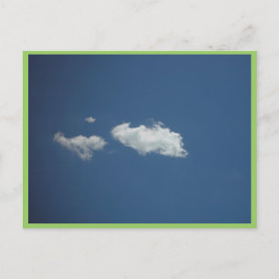 Cartão Postal Nuvem Branca Fluffy Sobre Céu Azul Profundo Na Cur