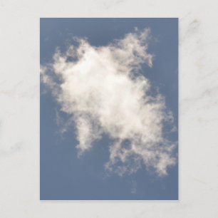 Cartão Postal Nuvem Cumulus flutuando num céu azul brilhante.