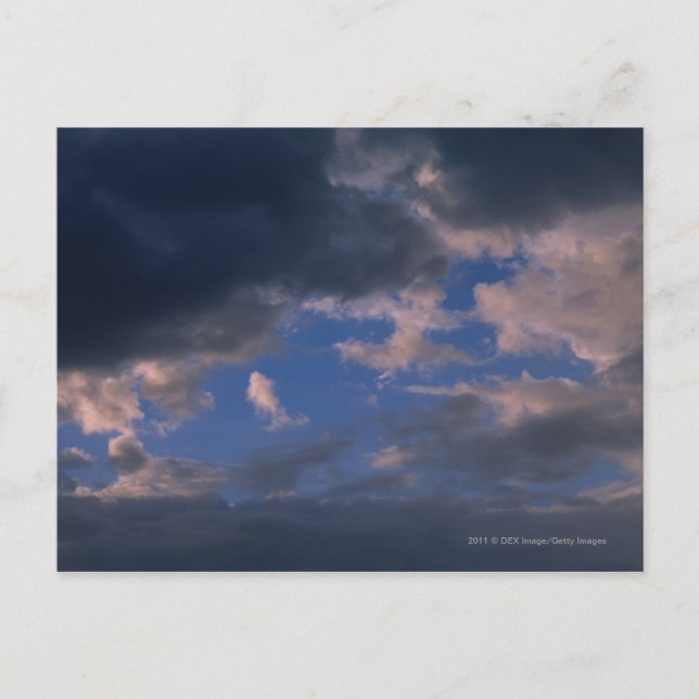 Cartão Postal Nuvens de tempestade contra o céu azul (Frente)