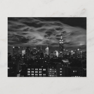 Cartão Postal Nuvens etéreas: NYC Skyline, ESB BW