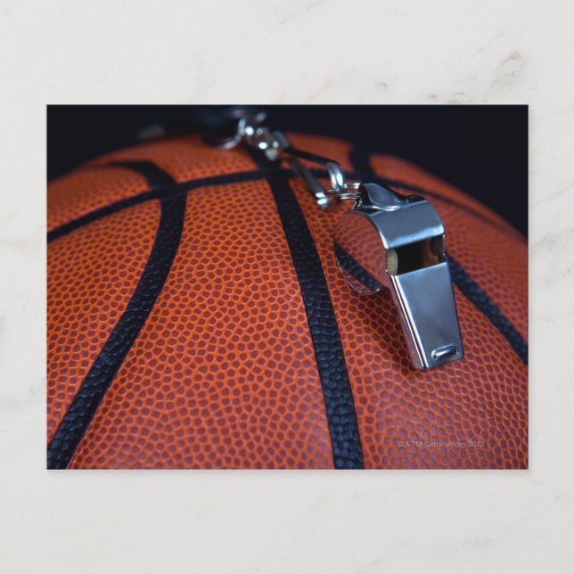 Cartão Postal O apito de um árbitro está sobre um (Frente)