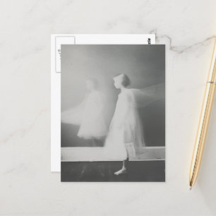 Cartão Postal O Fantasma no corredor preto e branco