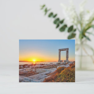 Cartão Postal O pôr do sol de Portara na ilha de Chora de Naxos