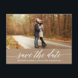 Cartão Postal O Script De Caligrafia Kraft Salva A Foto Da Data<br><div class="desc">Script de Caligrafia Moderna Salva O Cartão-Postal Do Casal De Anúncio Do Noivado Foto Kraft</div>