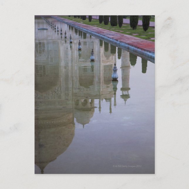 Cartão Postal O Taj Mahal refletiu-se perfeitamente no (Frente)