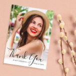 Cartão Postal Obrigado personalizado de graduação de script de f<br><div class="desc">um script sobrepõe design de cartão com fotos de de de com uma foto personalizada e texto de script preto. Sinta-se livre para personalizar a imagem e o obrigado que você envia no verso.</div>