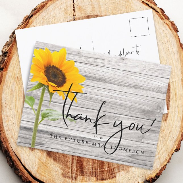 Cartão Postal Obrigado Rustico de Girassol de Madeira para Chá d (Rustic Sunflower Wood Bridal Shower Thank You Postcard)
